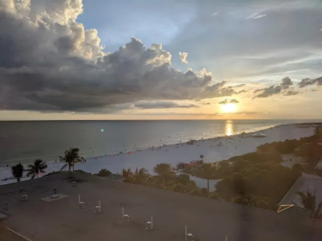 Drift Kitchen & Bar - Lido Beach Resort