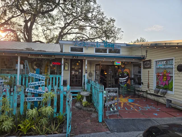 Antiques & Uniques in Ozona