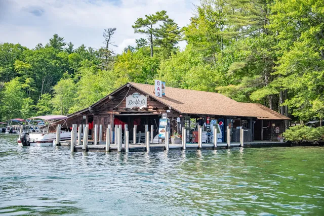 Beckley’s Lakeside Log Cabins and Marina