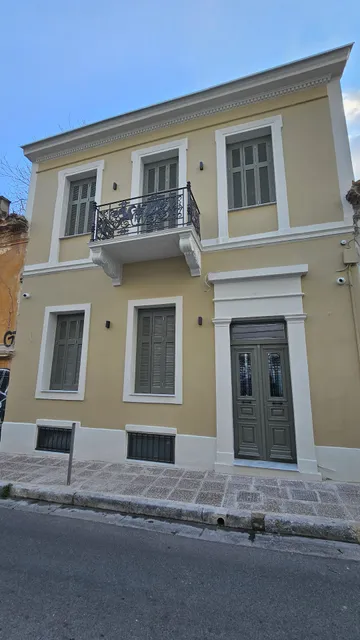 Living Yard Acropolis