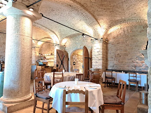 Heiligenkreuzerkeller by Steinhöfer