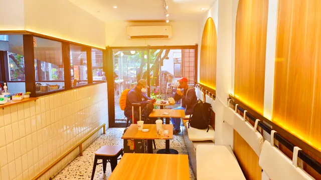 Loko Cafe Stasiun Gambir