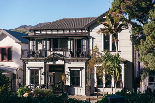 INNBetween Lodge & Backpackers