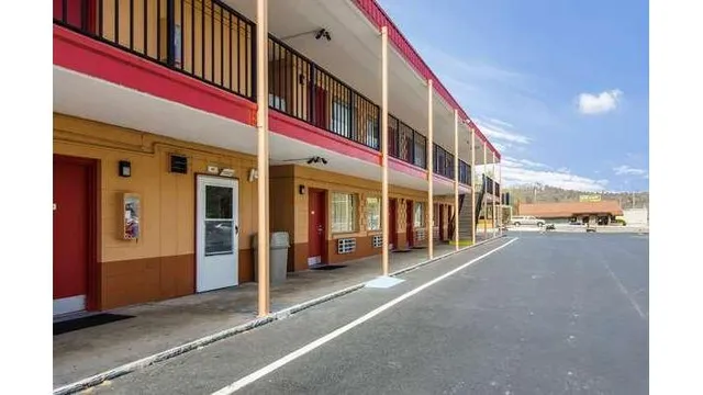 Econo Lodge Near Motor Speedway