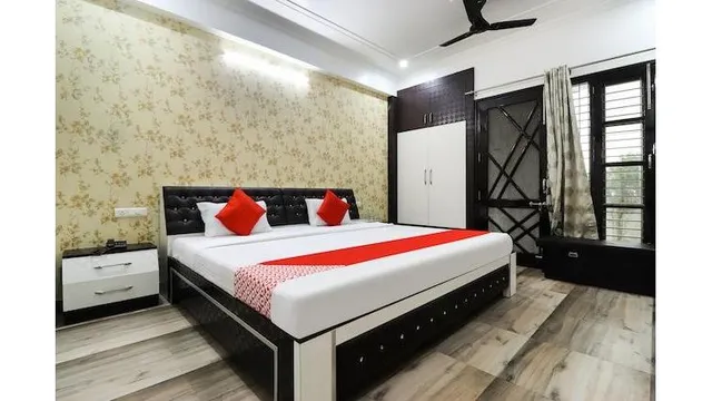 OYO 61533 Shivansh Townhouse