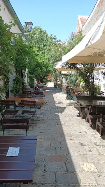 Gabriel winery, Rust