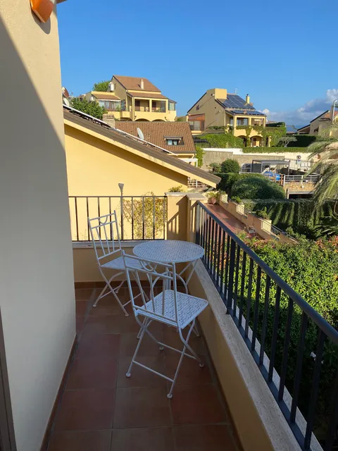 Villa Fiori e Sapori; camere per affitti brevi a 500 m dall'Istituto Scalabrino e 1 km dal mare