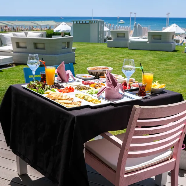 Q Beach Restaurant & Lounge