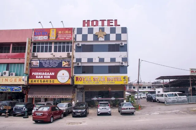 OYO 44010 Royals Star Hotel