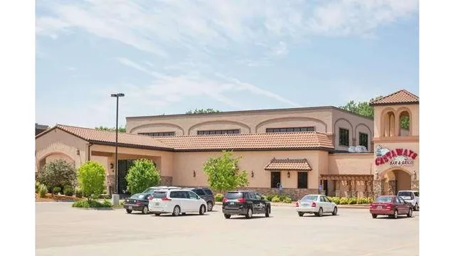 Ramada by Wyndham Des Moines Tropics Resort & Conference Ctr