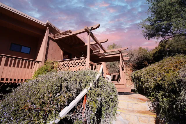 Sedona Views B&B and Luxury Creekside Cabins