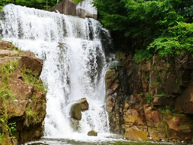 Lake Redstone Waterfall