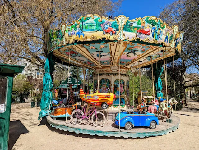 Carousel of 'Square des Batignolles'.