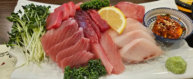 육지로간 참치 (Tuna raw fish)
