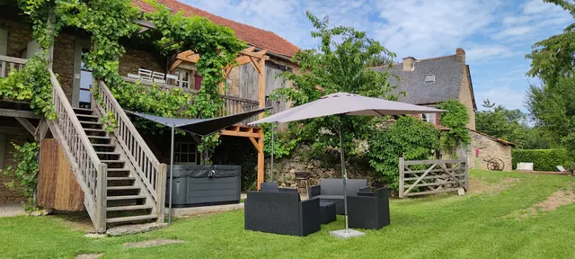 Les Gîtes du Roc : Location gîtes à la campagne avec spa privé et piscine chauffée, au coeur de l'Aveyron