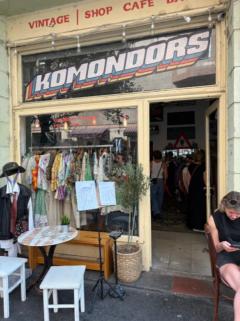 Komondors Vintage Shop, Café & Bar