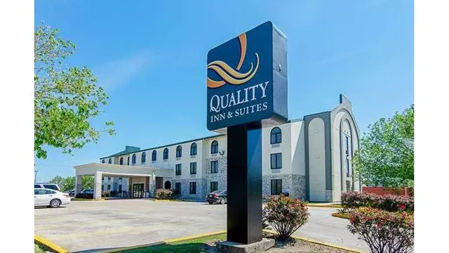 Quality Inn & Suites Near Tanger Outlet Mall