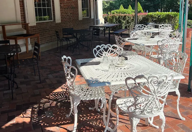 Desmond's Restaurant & Pub