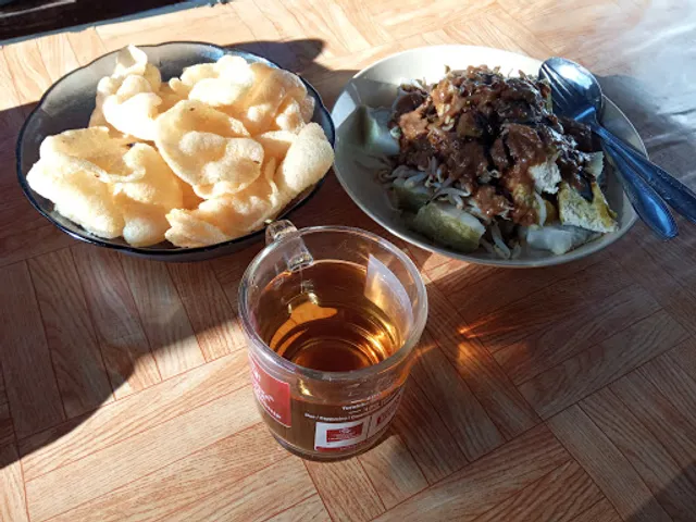 Lontong Kari dan Kupat Tahu Khumaira