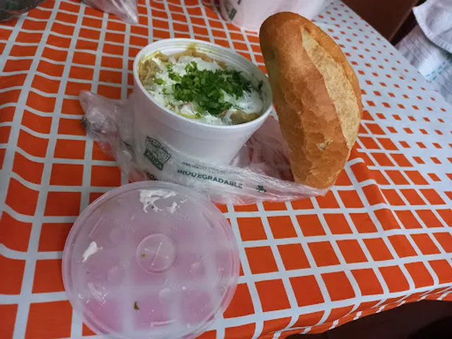 Chilaquiles, Pan y Café