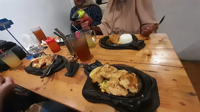 Kampoeng Steak - Nginden Intan