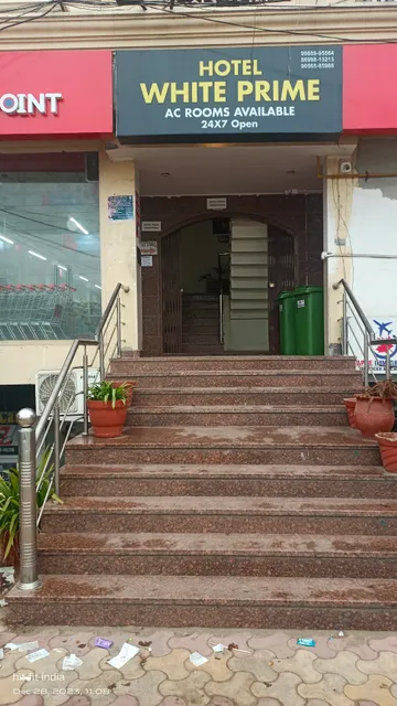 Super Collection O Hotel White Prime