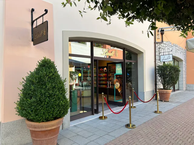 Lindt Chocolate Shop Marcianise