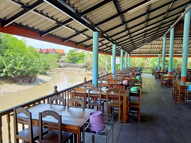 ร้านริมเขื่อนดั้งเดิม(สมุทรสงคราม)