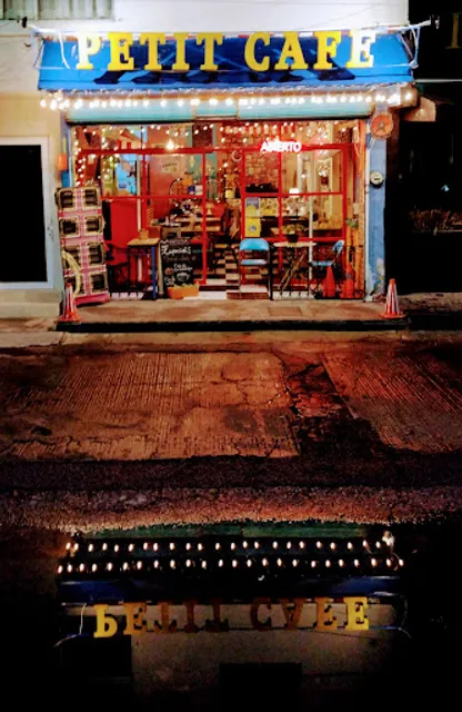 Petit Bistro & Café