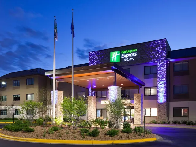 Holiday Inn Express & Suites Omaha - 120th and Maple an IHG Hotel