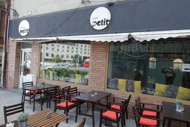 Le Petit Cafe & Restaurant