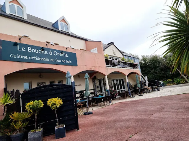 Le Bouche à Oreille