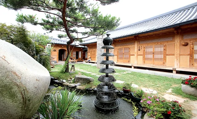 전주 한옥마을 돌담집
