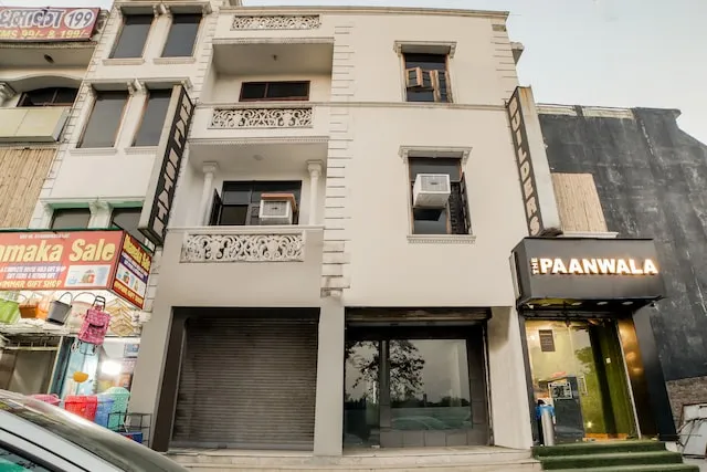 OYO Bhera Residency Near Peera Garhi Metro Station