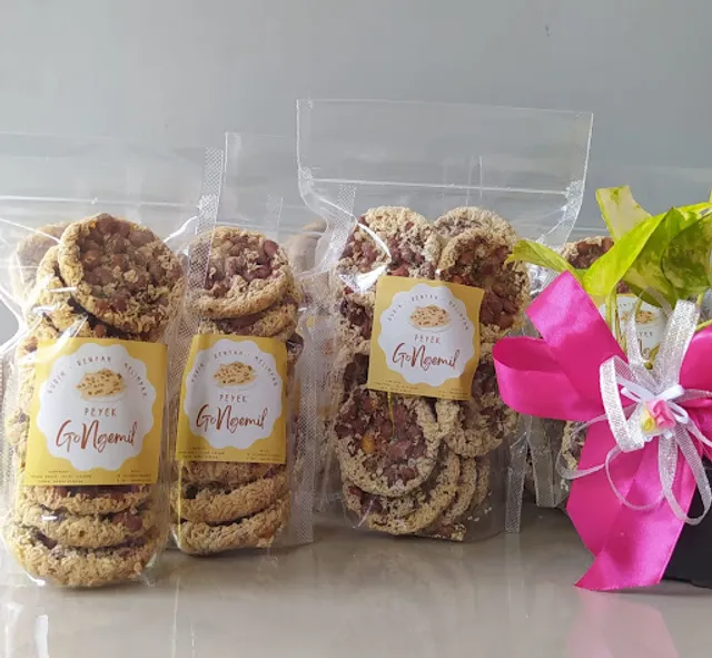 Peyek "GoNgemil" & Gado-gado "Lor Teteg"