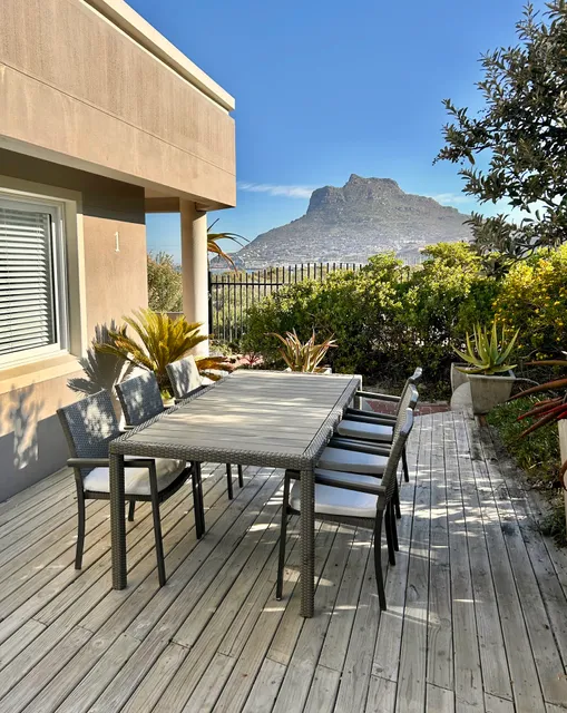 Pingu Beachhouse with Jacuzzi Hout Bay
