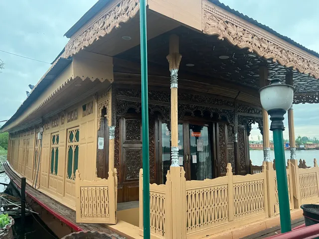 Peace Of Mind Group of Houseboats