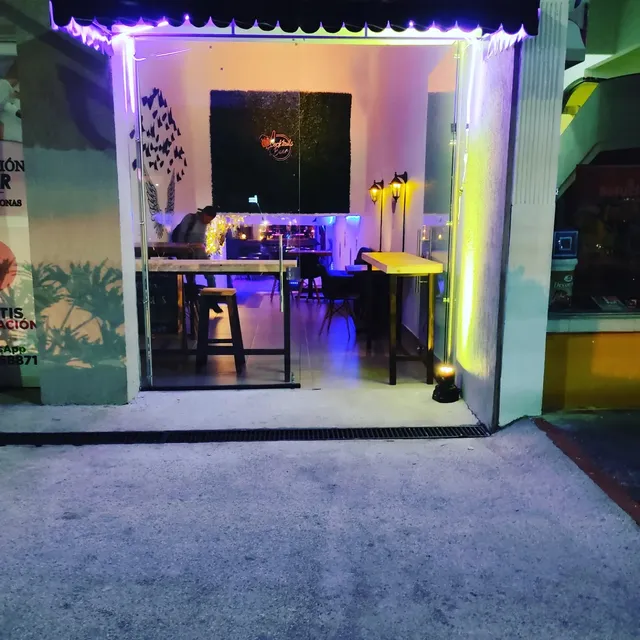 MOMENTUM COCKTAIL BAR