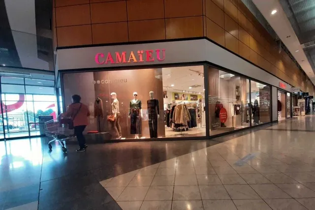 Centre Commercial Carrefour Caen Rots - Parc des Drapeaux