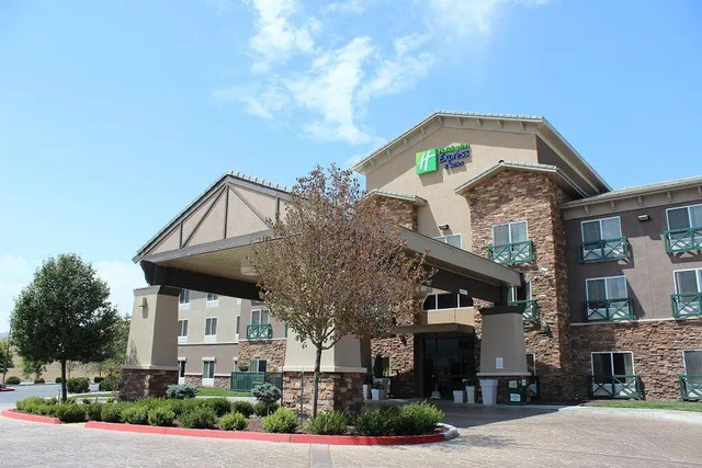 Holiday Inn Express & Suites Tehachapi Hwy 58/Mill St. by IHG