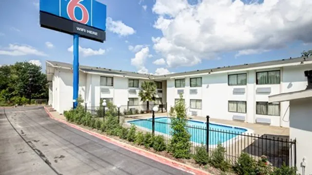 Motel 6 Dallas, TX - South