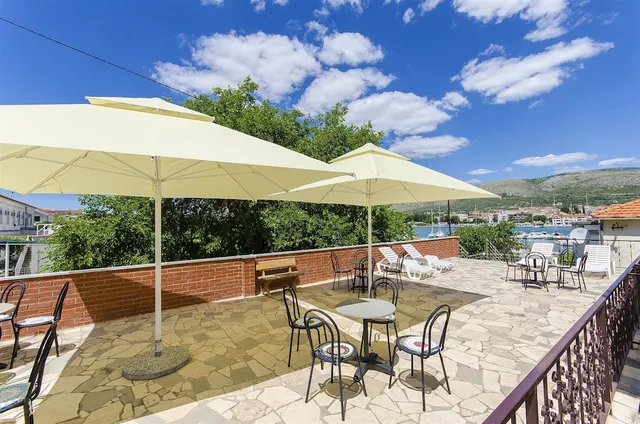 Apartments and Rooms Iva