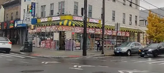 Roots & Fruits / Town Market