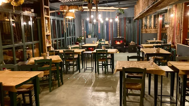 Η αυλή του μεζέ (Μεζέ-μεζε)