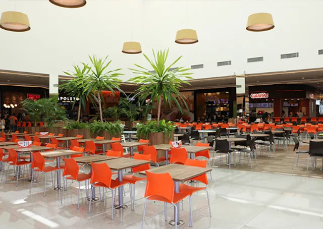 Praça de alimentação do shopping cerrado