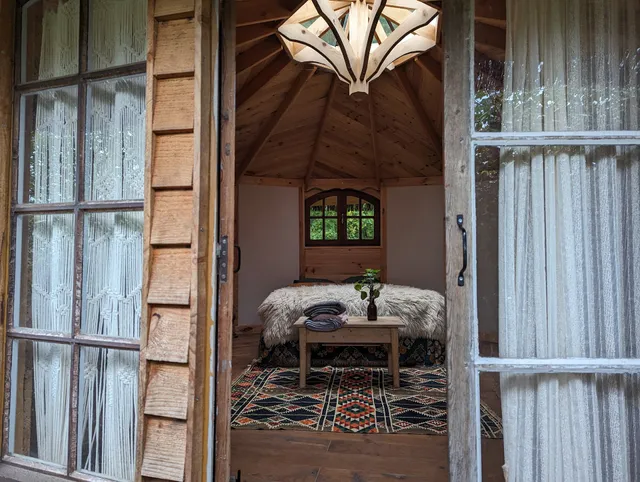 LA MAUVAISE HERBE : Gites insolites et resto-guinguette