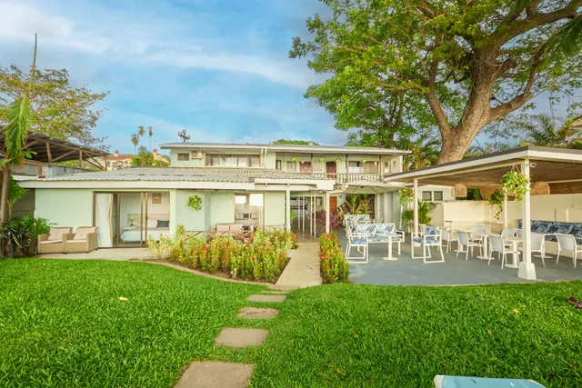 La Perla de la Playa Beachfront Hotel