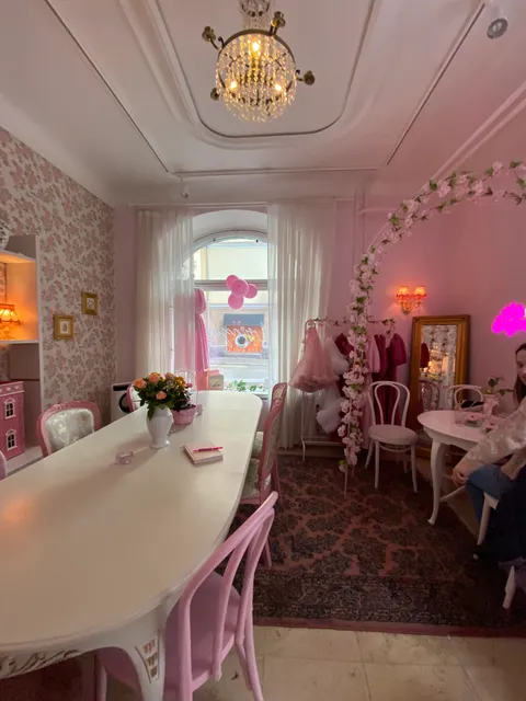 Meringue Cafe & Glam