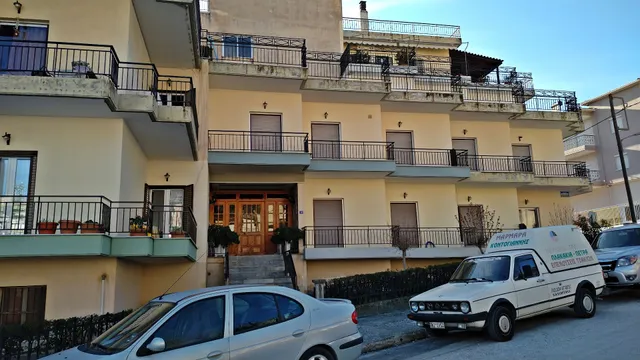 Luxury Lila House Under the Rocks