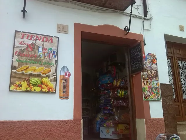 Tienda los 8 Caños (Vinos,Quesos,Bebida, Bocadillos,Frutas,Helados,Patatas,Chuche...)